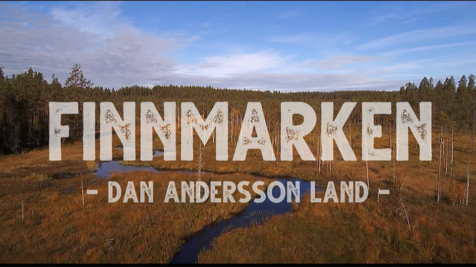 Texten Finnmarken Dan Andersson land på ett foto från Burängarna, Ludvikas finnmarker.