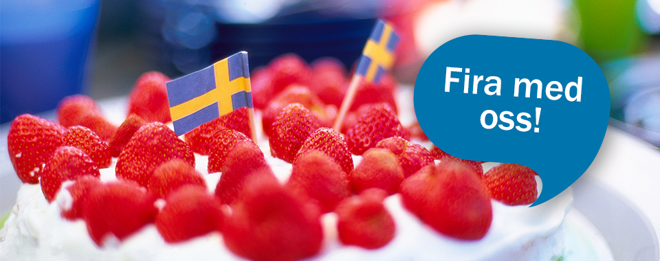 Bild på en tårta med svenska flaggor på